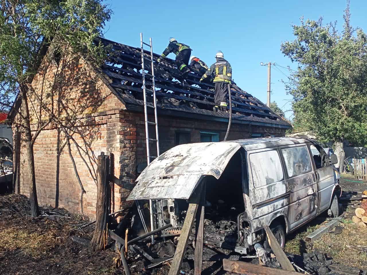 На Переяславщині горіла господарча будівля: внаслідок пожежі згоріло авто (фото + відео)