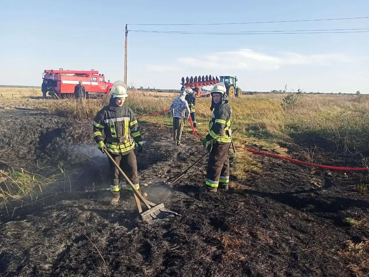 На Переяславщині горіла господарча будівля: внаслідок пожежі згоріло авто (фото + відео)