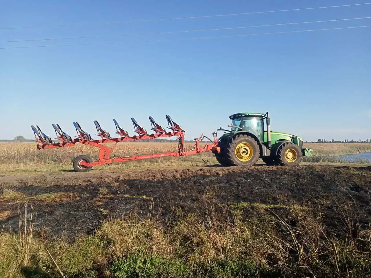 На Переяславщині горіла господарча будівля: внаслідок пожежі згоріло авто (фото + відео)
