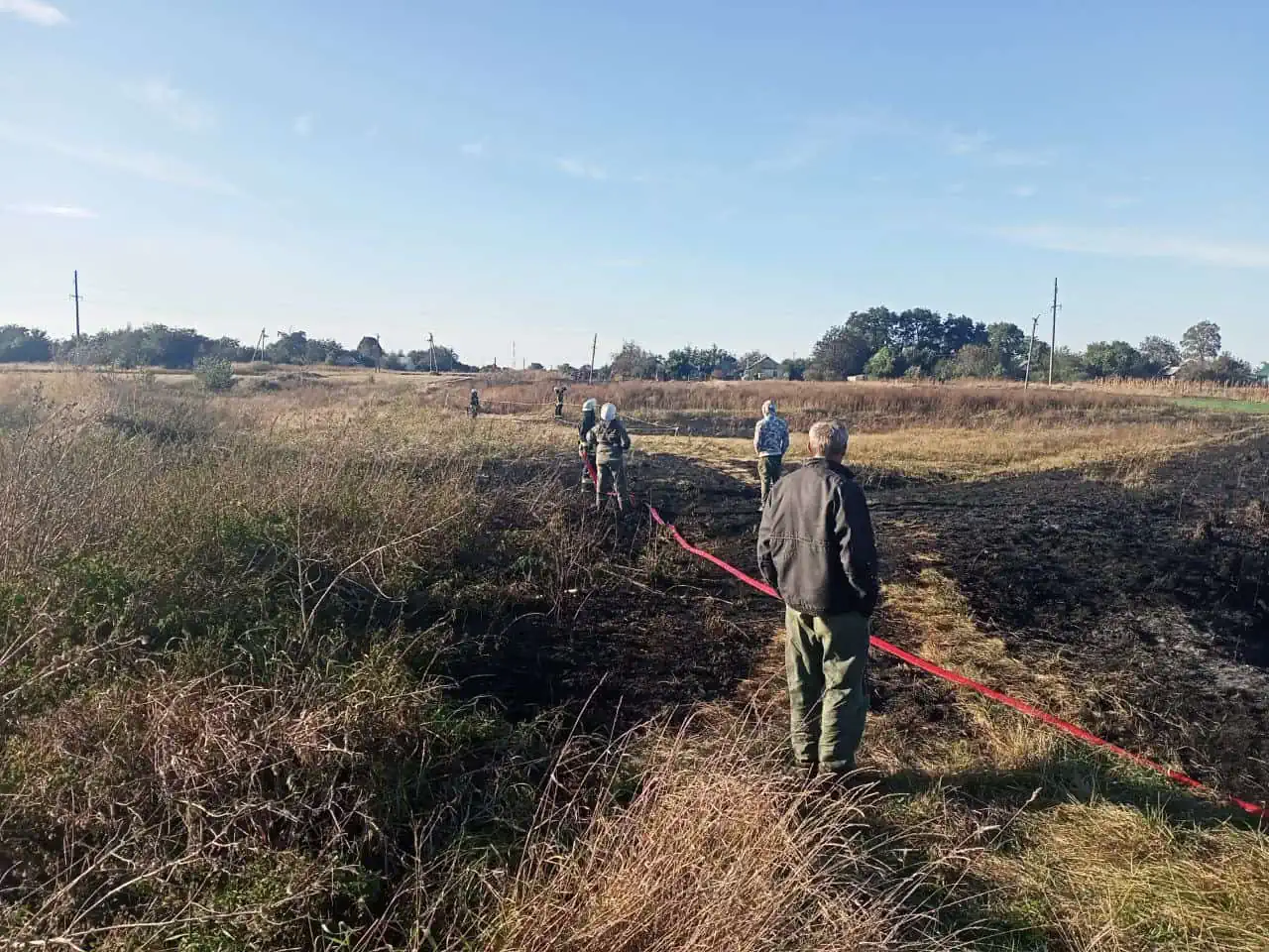 На Переяславщині горіла господарча будівля: внаслідок пожежі згоріло авто (фото + відео)