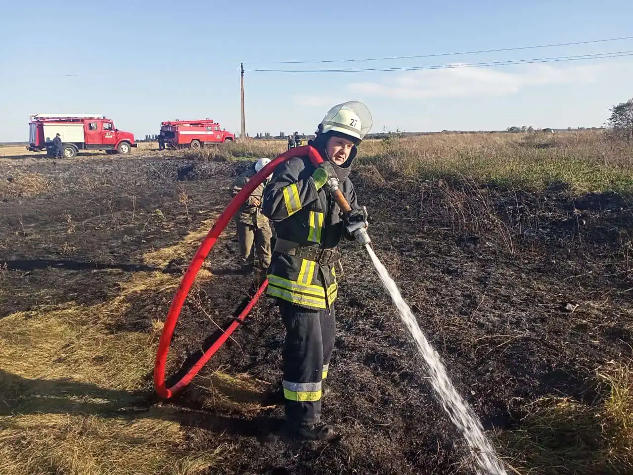 На Переяславщині горіла господарча будівля: внаслідок пожежі згоріло авто (фото + відео)