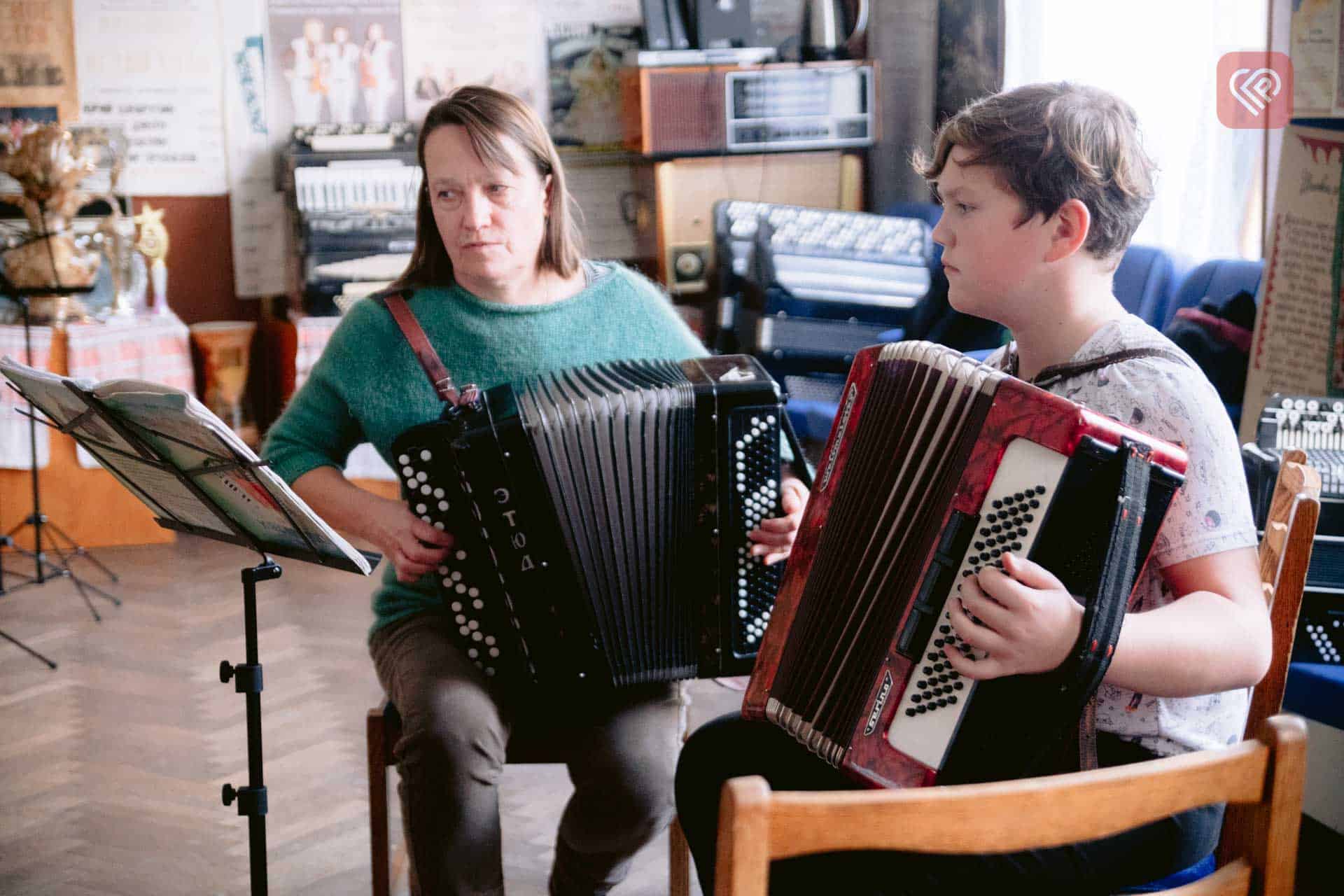 «Коли стало модним усе українське, багато дітей захотіли грати на бандурі й сопілці»: як працює музична школа в Переяславі