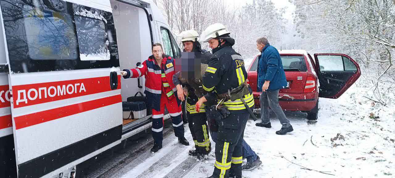 На Переяславщині автомобіль врізався в дерево: постраждалих юнаків деблокували рятувальники (фото та відео)