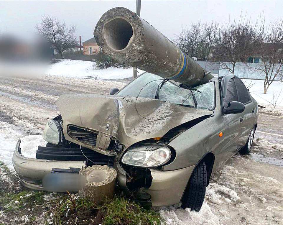 У Переяславі сталася ДТП: водій зіткнувся з електроопорою
