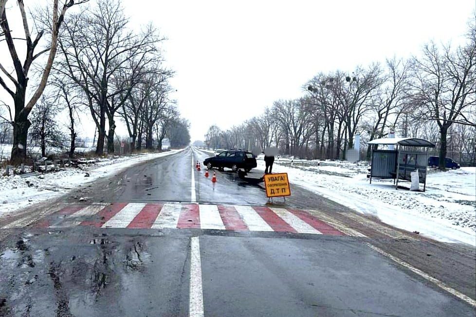 Поліція Київщини встановлює обставини ДТП поблизу Єрківець: учора там зіткнулися «ВАЗ-21011» та «Toyota RAV4»