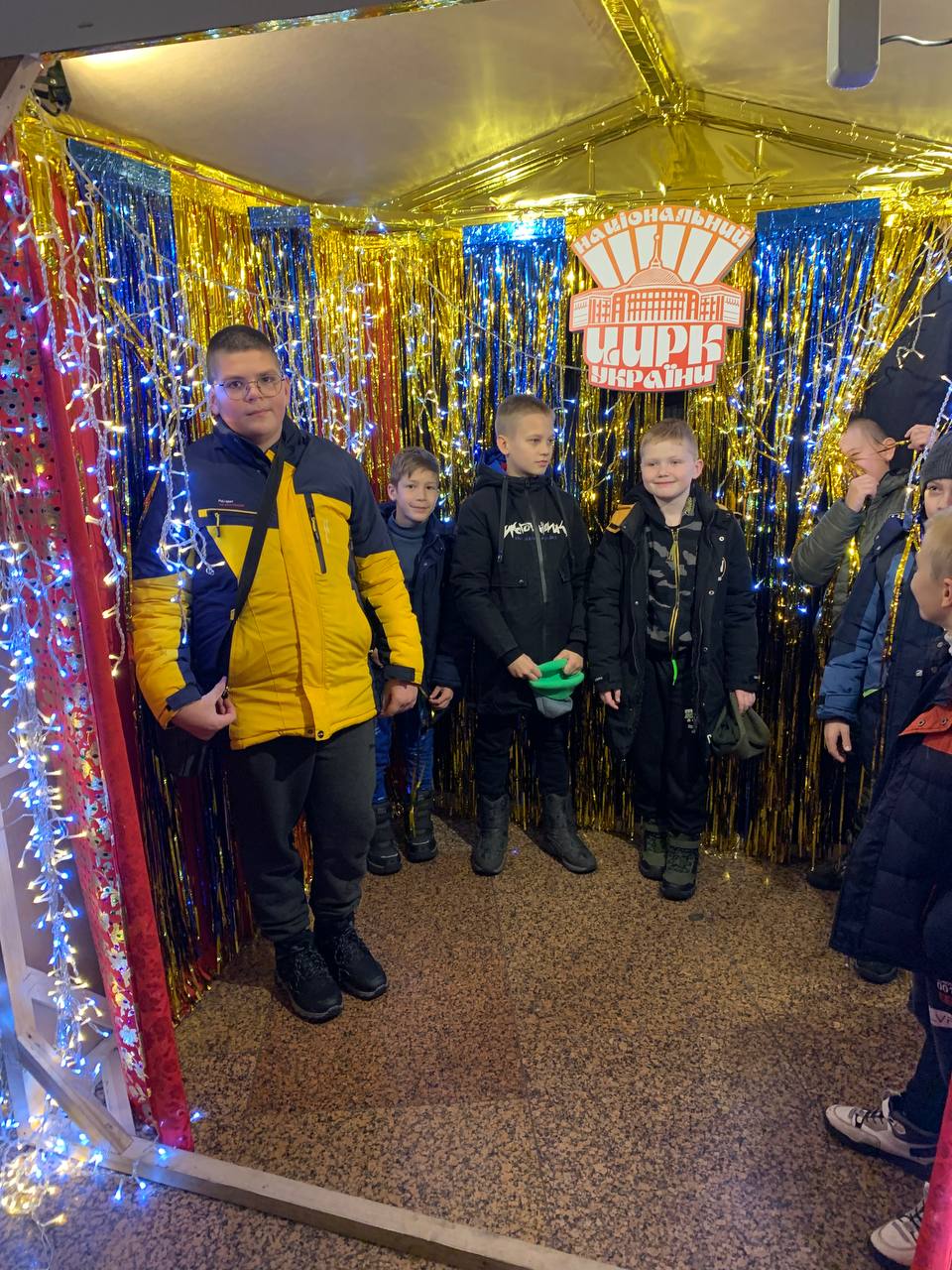 Напередодні Дня Святого Миколая діти соціально-вразливих категорій з Переяслава відвідали виставу Національного цирку України: кошти на поїздку зібрали волонтери