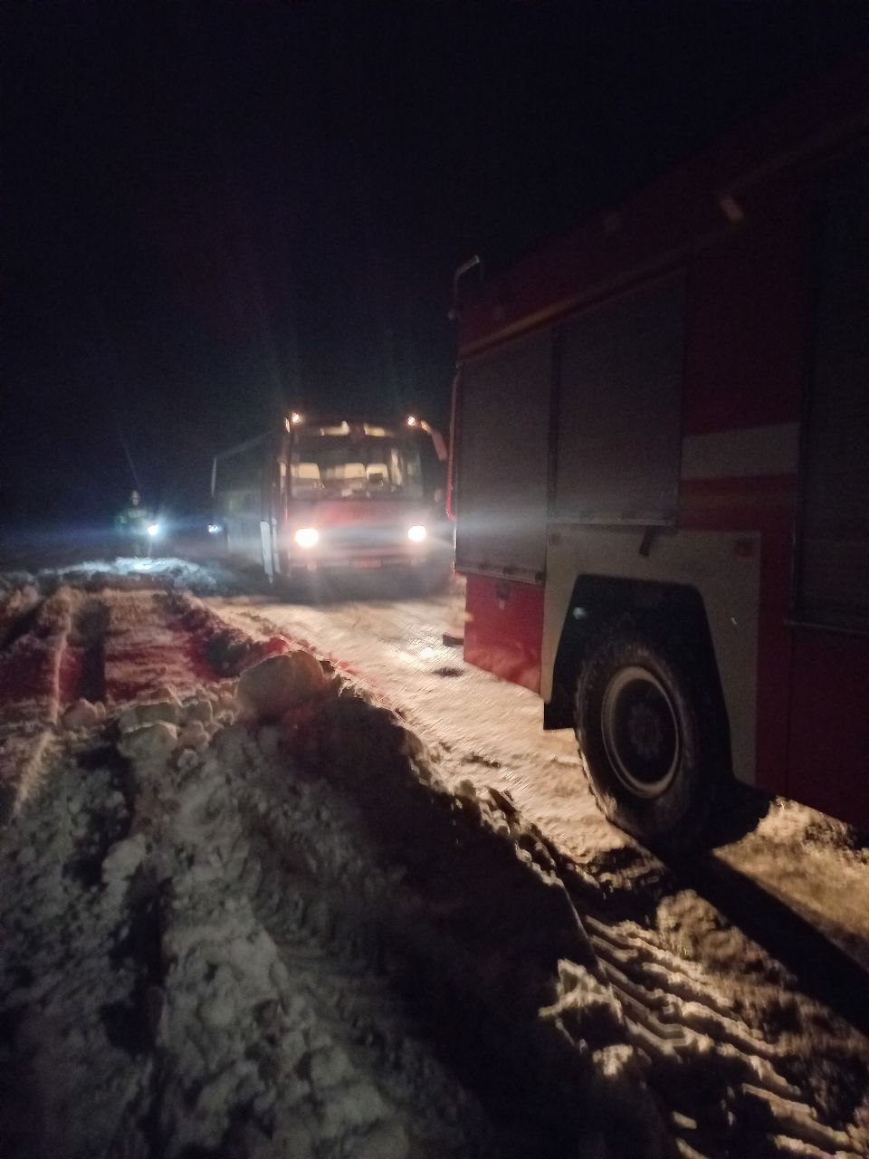 Переяславські рятувальники деблокували потерпілих з автівки й допомогли буксирувати автобус