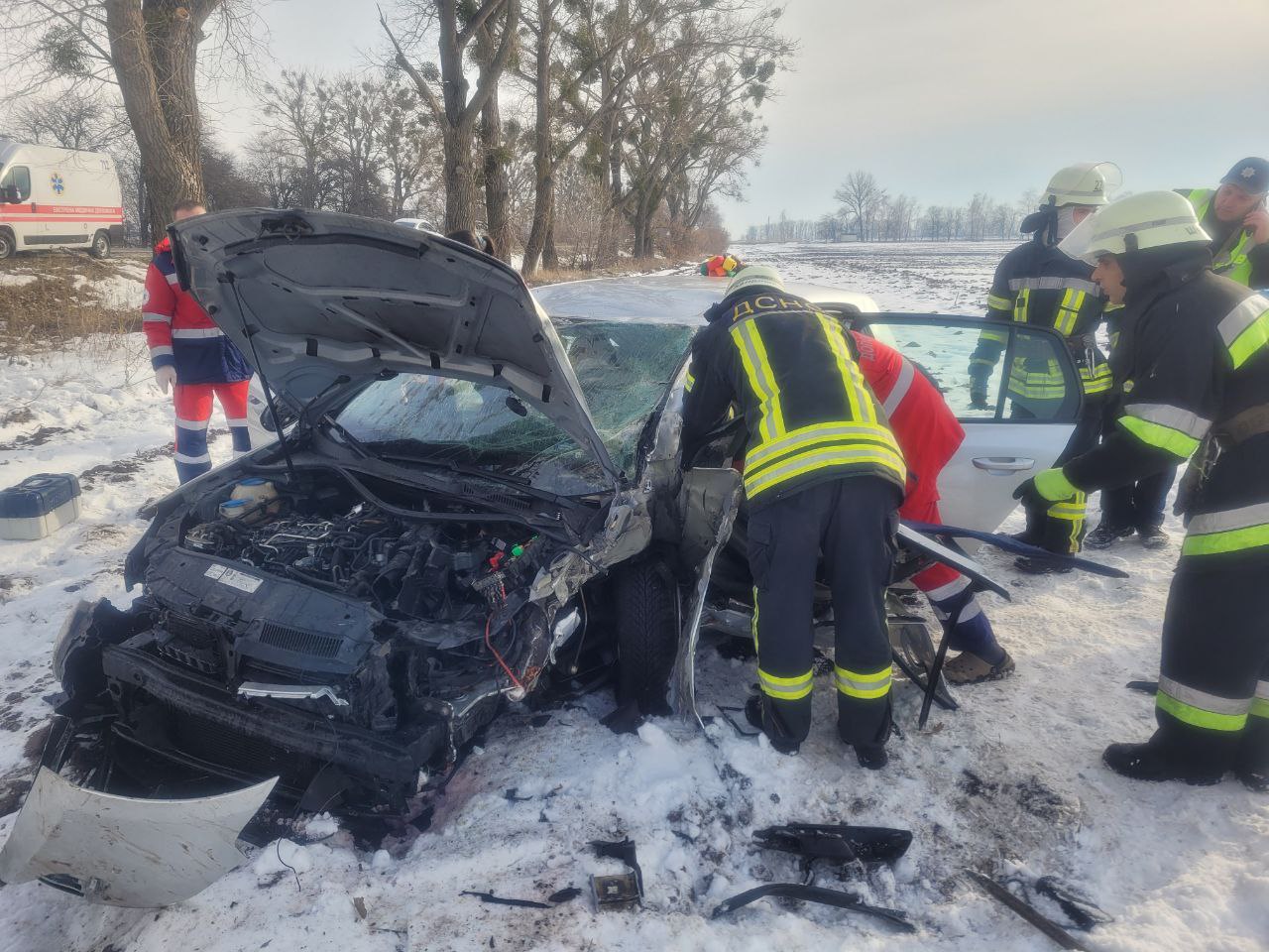 Переяславські рятувальники деблокували потерпілих з автівки й допомогли буксирувати автобус