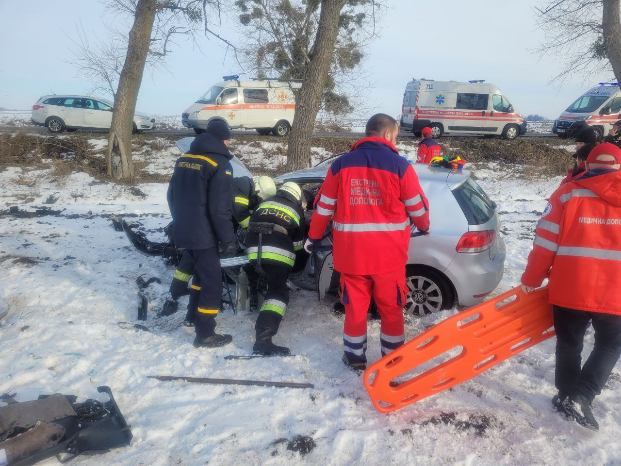 Переяславські рятувальники деблокували потерпілих з автівки й допомогли буксирувати автобус