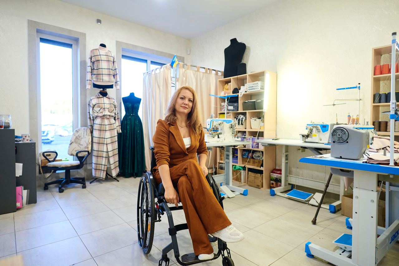 На Київщині шиють адаптивний одяг для людей з інвалідністю: єРобота допомогла розширити діяльність