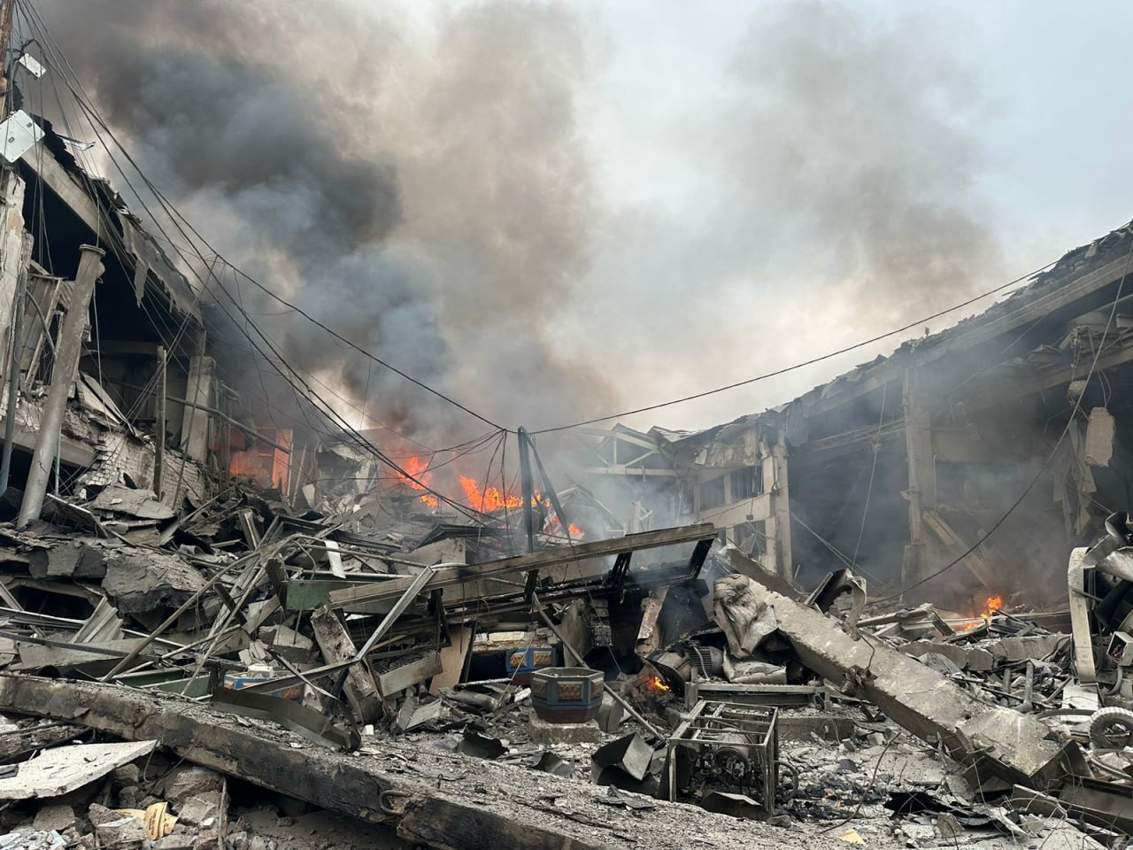Пошкоджене родильне відділення, ТРЦ, складські приміщення, загиблі та поранені: наслідки наймасовішої атаки на Україну