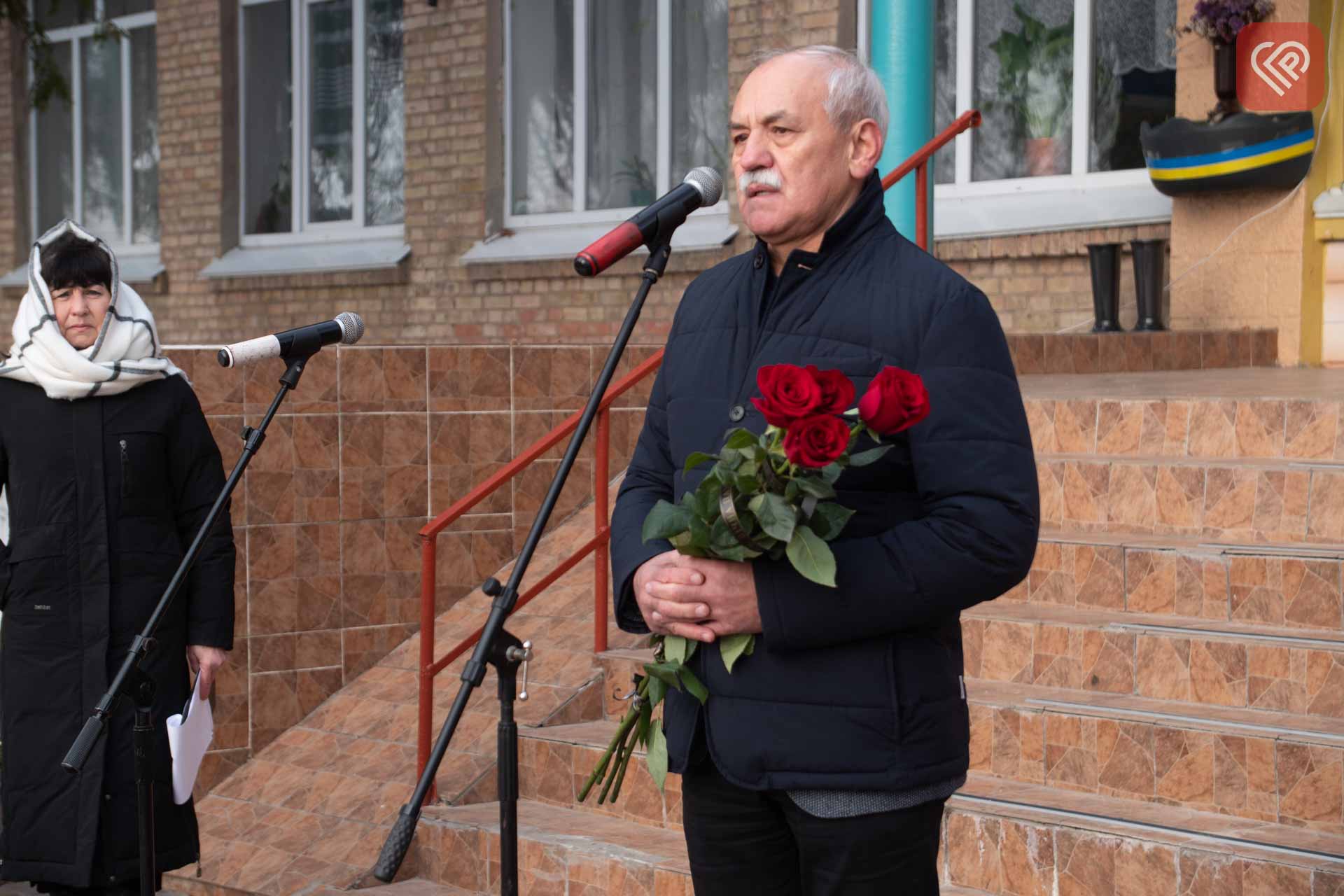 У гімназії на Переяславщині відкрили меморіальну дошку воїну Сергію Бойку: там навчається його 9-річний син