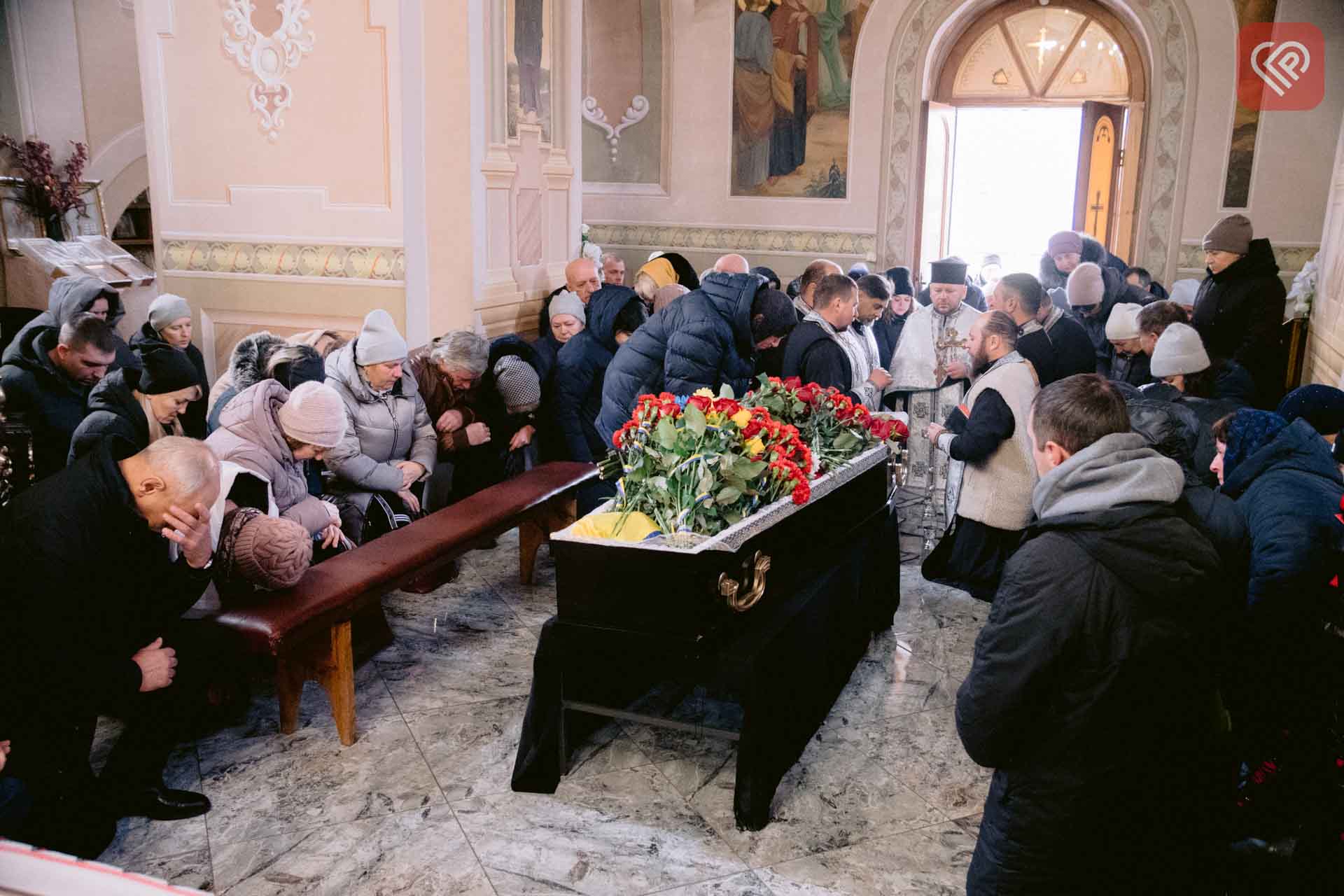 У той час, коли весь світ радіє різдвяним святам й веселиться, Україна плаче: у Переяславі провели в останню путь земляка Олександра Пилипенка, який загинув на війні з росією