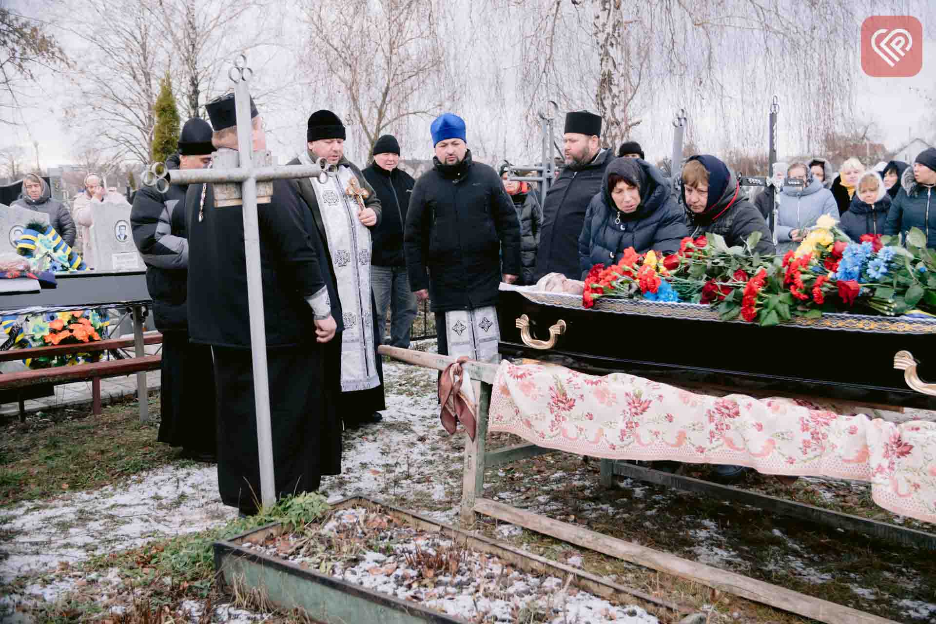 У той час, коли весь світ радіє різдвяним святам й веселиться, Україна плаче: у Переяславі провели в останню путь земляка Олександра Пилипенка, який загинув на війні з росією