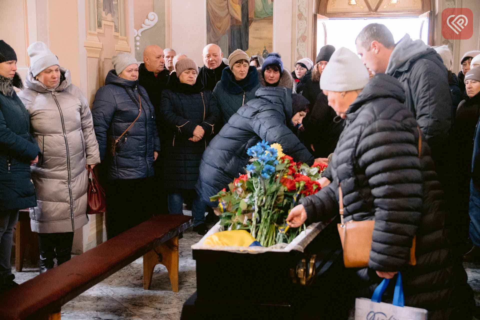 У той час, коли весь світ радіє різдвяним святам й веселиться, Україна плаче: у Переяславі провели в останню путь земляка Олександра Пилипенка, який загинув на війні з росією