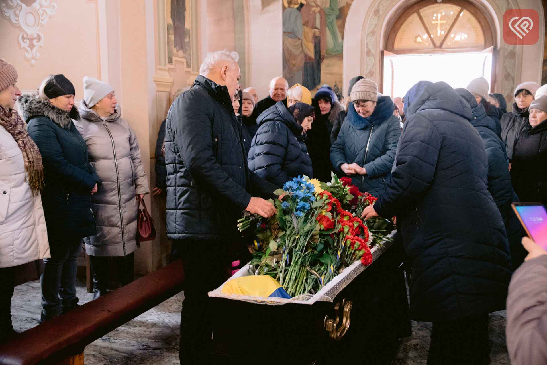 У той час, коли весь світ радіє різдвяним святам й веселиться, Україна плаче: у Переяславі провели в останню путь земляка Олександра Пилипенка, який загинув на війні з росією