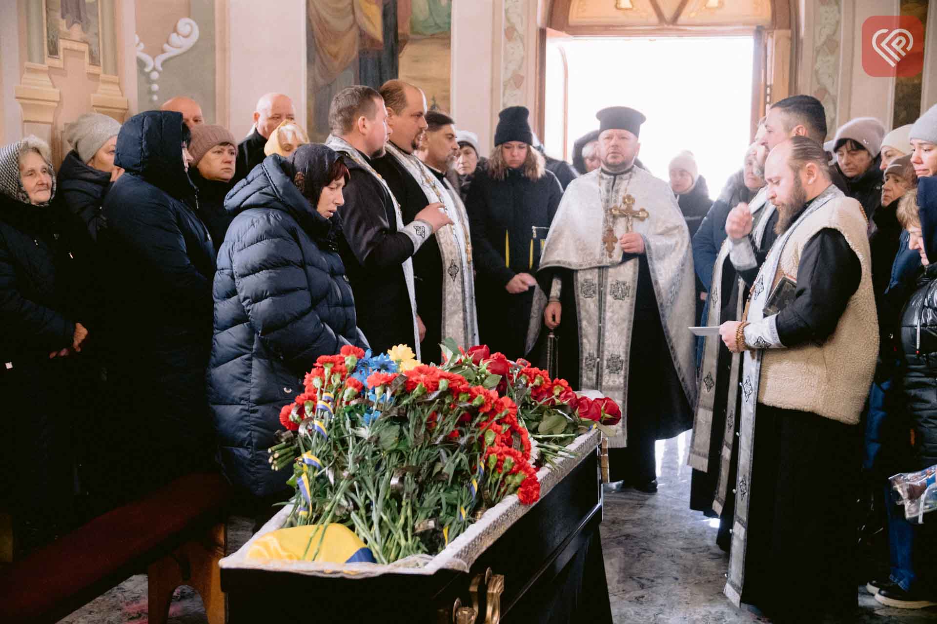 У той час, коли весь світ радіє різдвяним святам й веселиться, Україна плаче: у Переяславі провели в останню путь земляка Олександра Пилипенка, який загинув на війні з росією