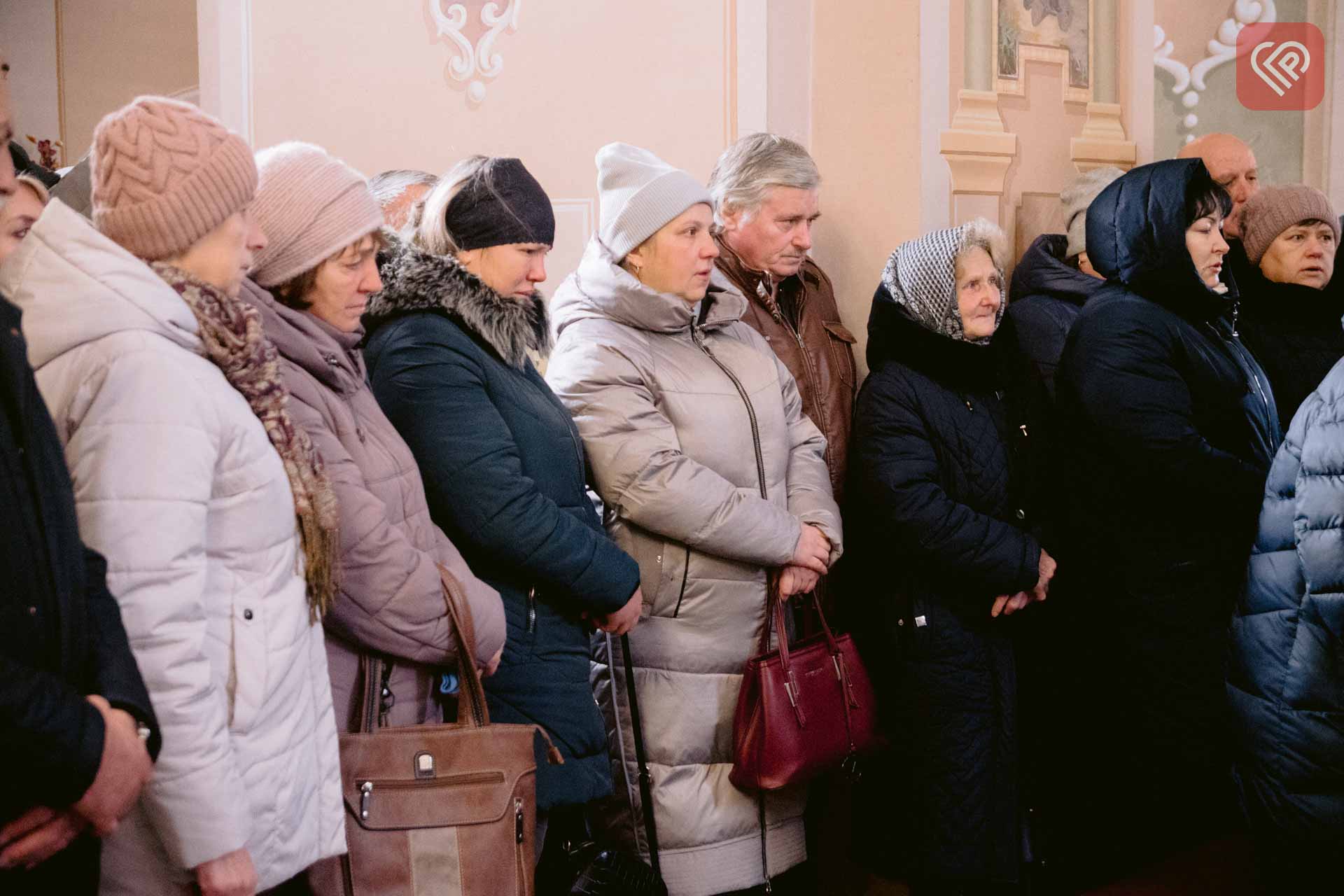 У той час, коли весь світ радіє різдвяним святам й веселиться, Україна плаче: у Переяславі провели в останню путь земляка Олександра Пилипенка, який загинув на війні з росією