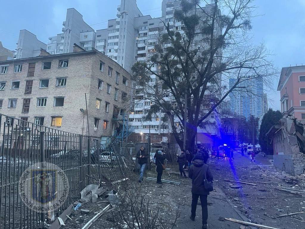 Внаслідок ворожої ракетної атаки у Києві та області є жертви та руйнування: в одній з квартир виявили не здетоновану бойову частину ракети