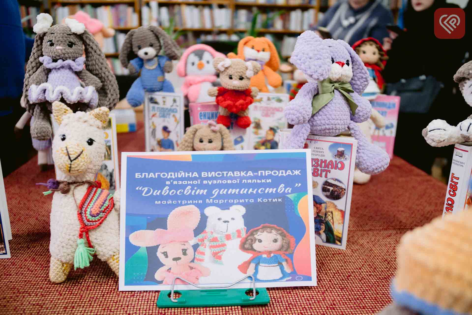 Творчість під обстрілами: у Переяславі діє благодійна виставка-продаж іграшок від майстрині з Дніпра Маргарити Котик