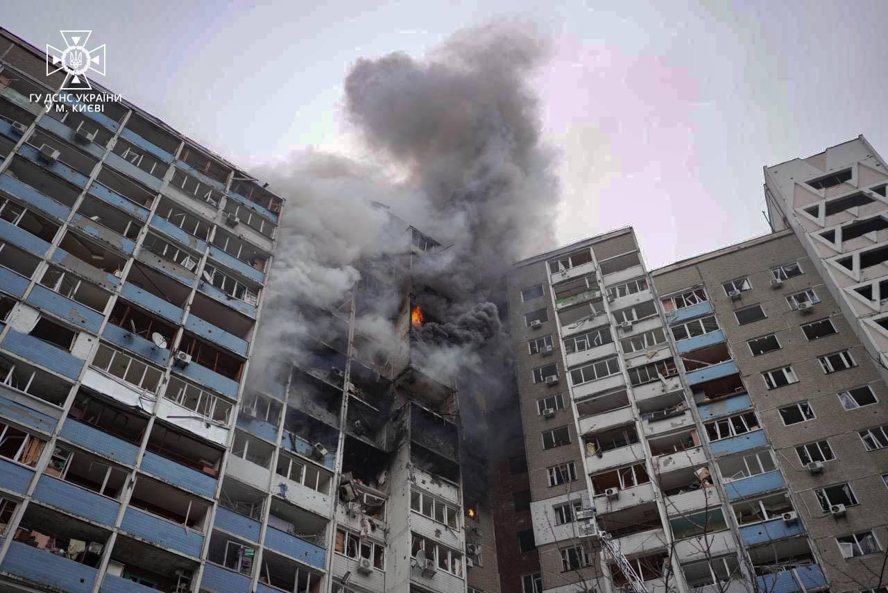 Ранкова ракетна атака на Київщину: у Києві загорівся багатоповерховий будинок, постраждали люди