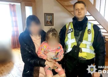 Маленька дівчинка зачинилася в будинку у Стовп’ягах: переяславські правоохоронці вчасно дістались до малечі та передали її матері