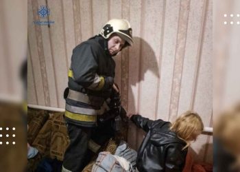 Рятувальники Бориспільщини звільнили жінку, яка просиділа чотири години, прикутою до батареї своїм співмешканцем (відео)