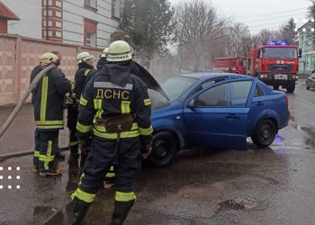 У Переяславі горіла автівка: рятувальники оперативно ліквідували займання (фото)