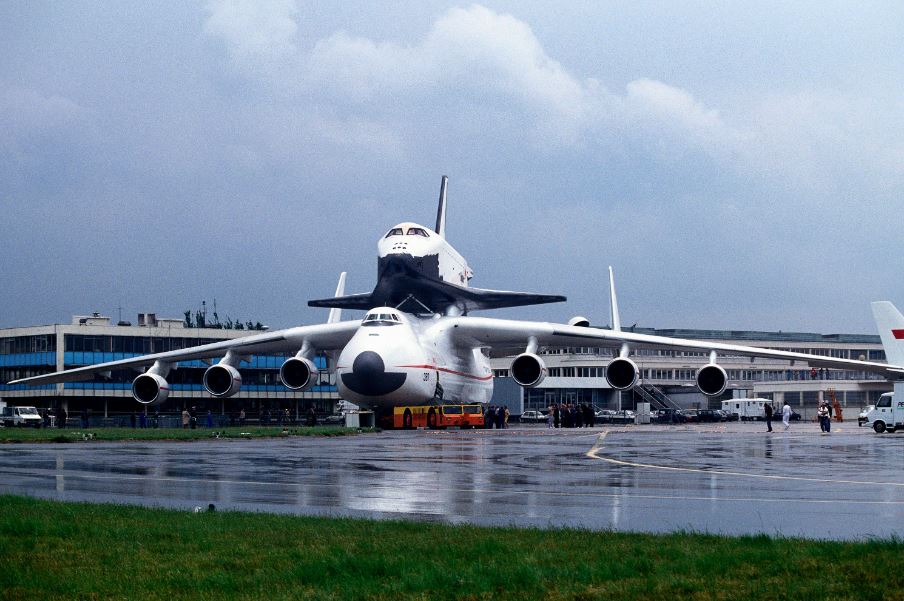 Фото: Літак Ан-225 «Мрія» з «Бураном» спричинив справжній фурор на 38-му Міжнародному аерокосмічному салоні у Ле Бурже, Франція, червень 1989 року. Getty Images / «Бабель»