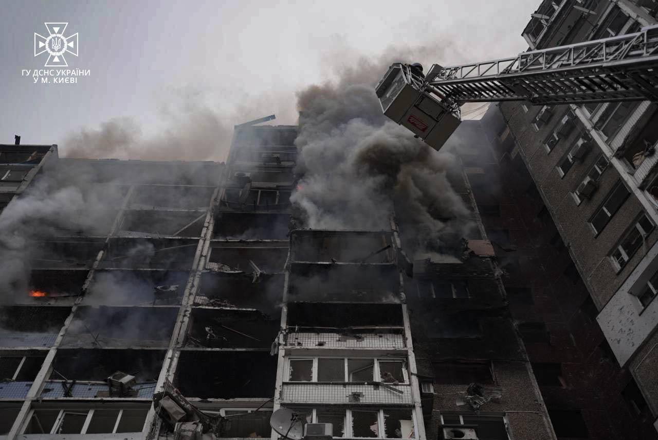 Ранкова ракетна атака на Київщину: у Києві загорівся багатоповерховий будинок, постраждали люди