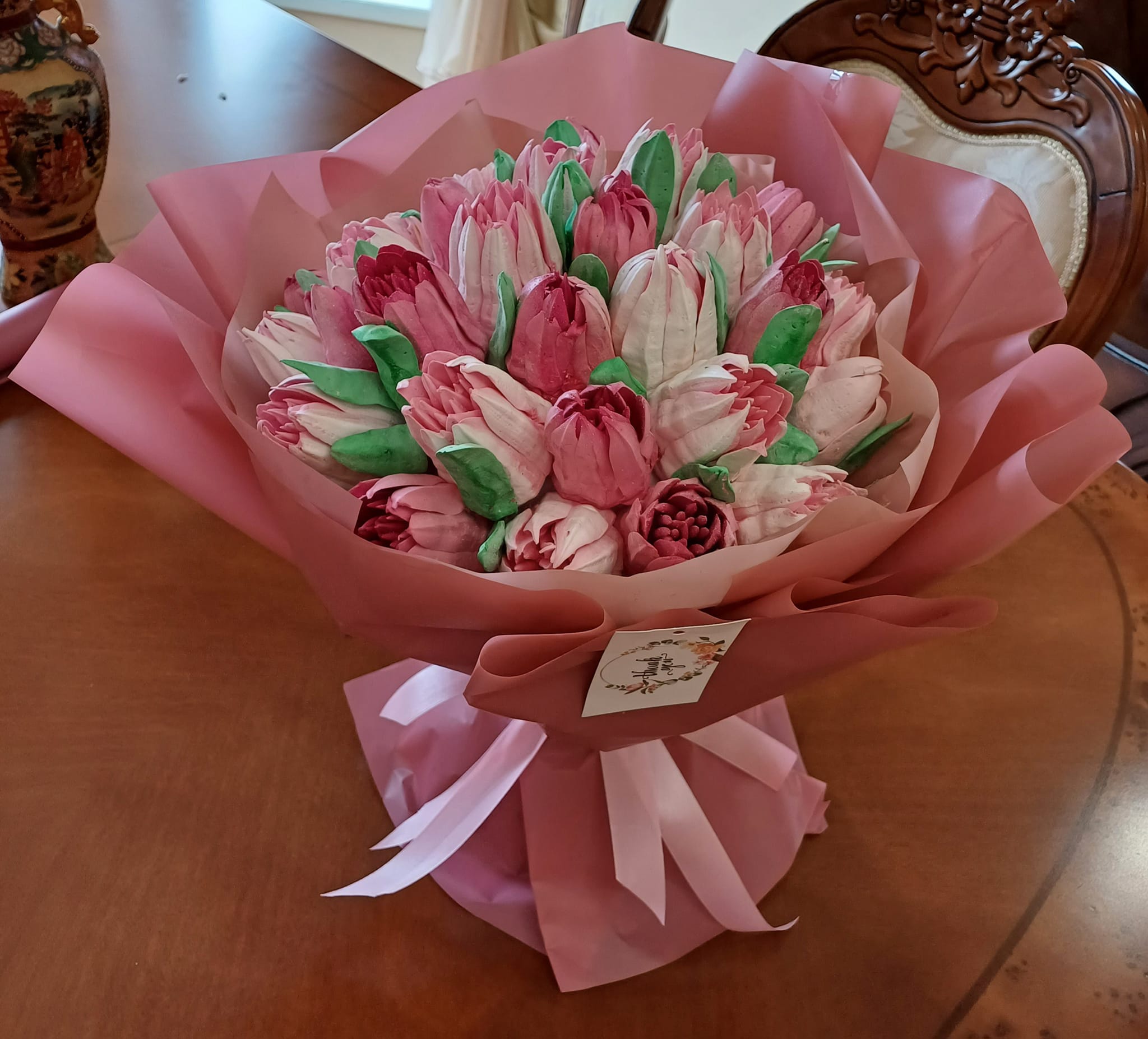 Переяславка Наталія Трошина створює зефірні букети квітів: кондитерством захопилася, випікаючи пряники для маленького онука