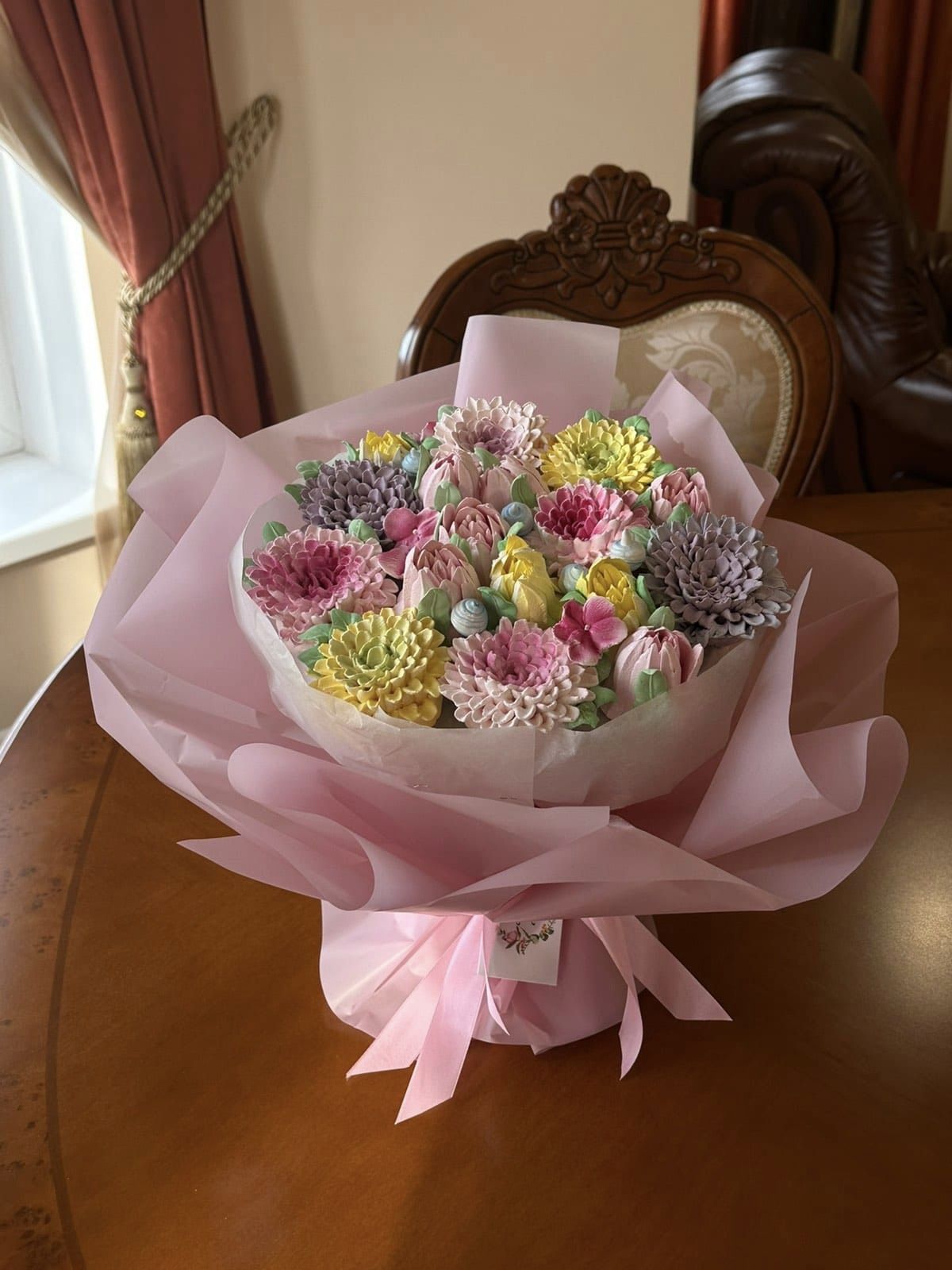 Переяславка Наталія Трошина створює зефірні букети квітів: кондитерством захопилася, випікаючи пряники для маленького онука