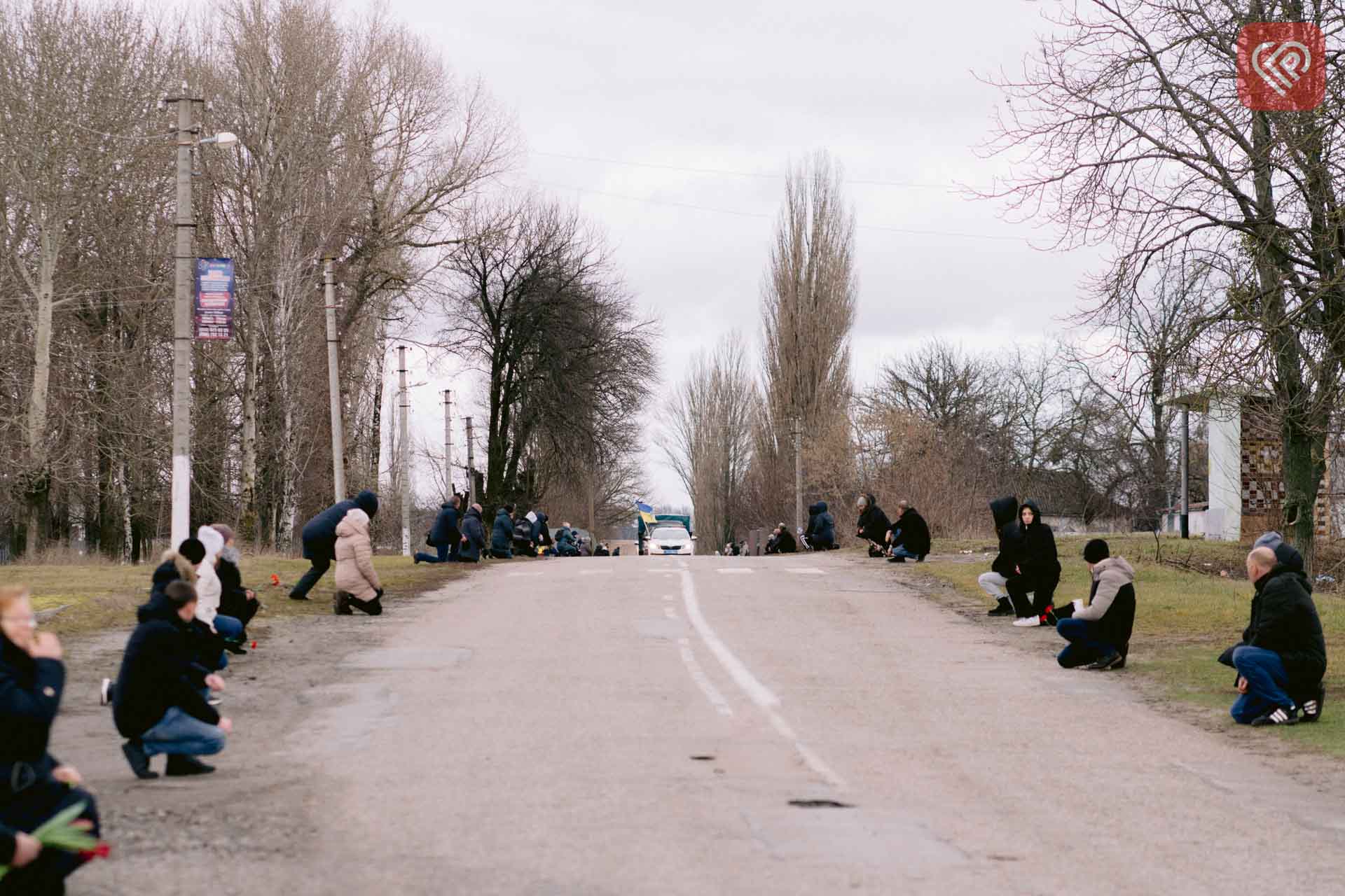 У Переяславській громаді провели в останню путь захисника Юрія Дяченка: односельчани зустріли Героя, стоячи на колінах (відео)