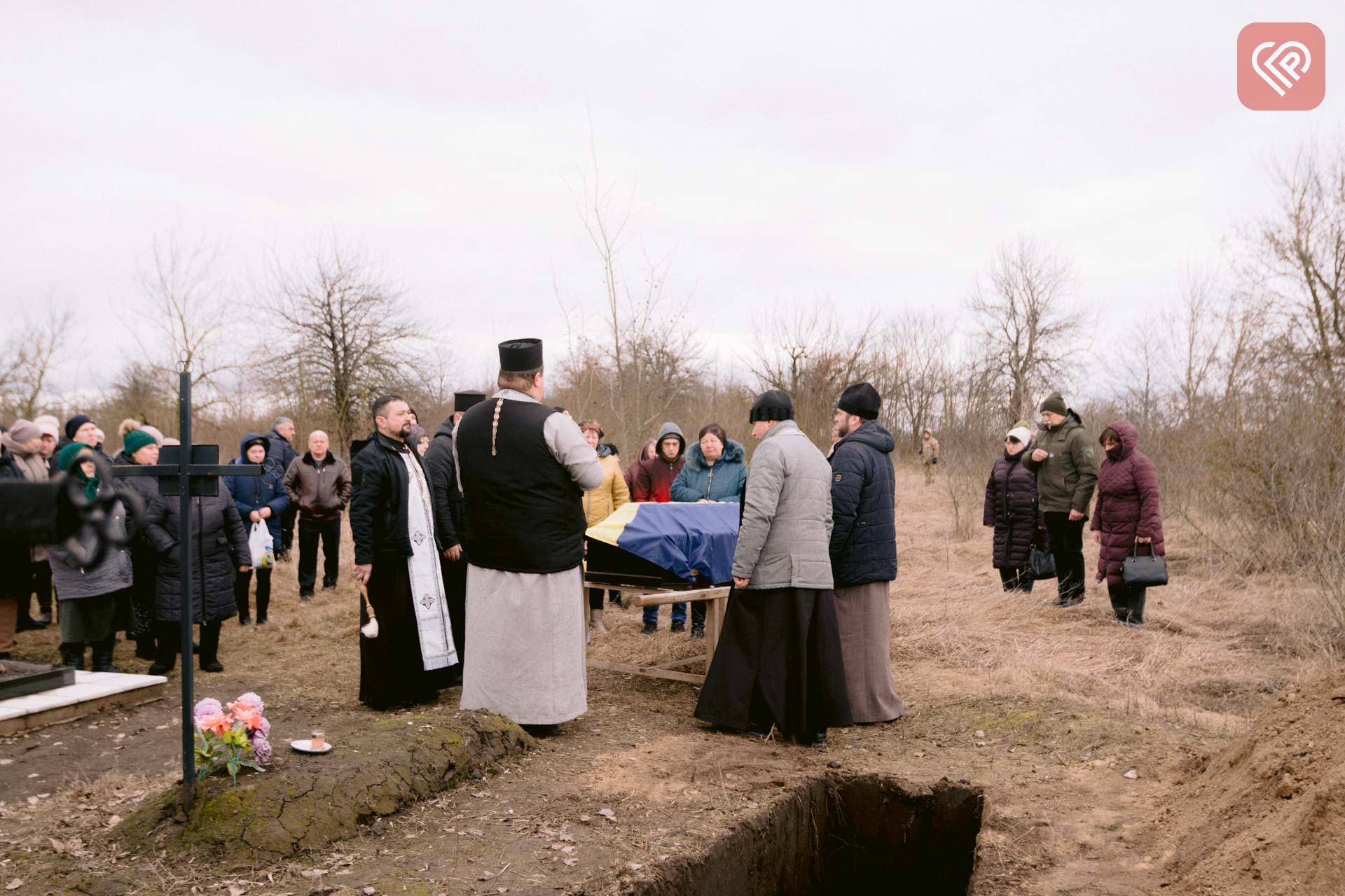 У Переяславській громаді провели в останню путь захисника Юрія Дяченка: односельчани зустріли Героя, стоячи на колінах (відео)