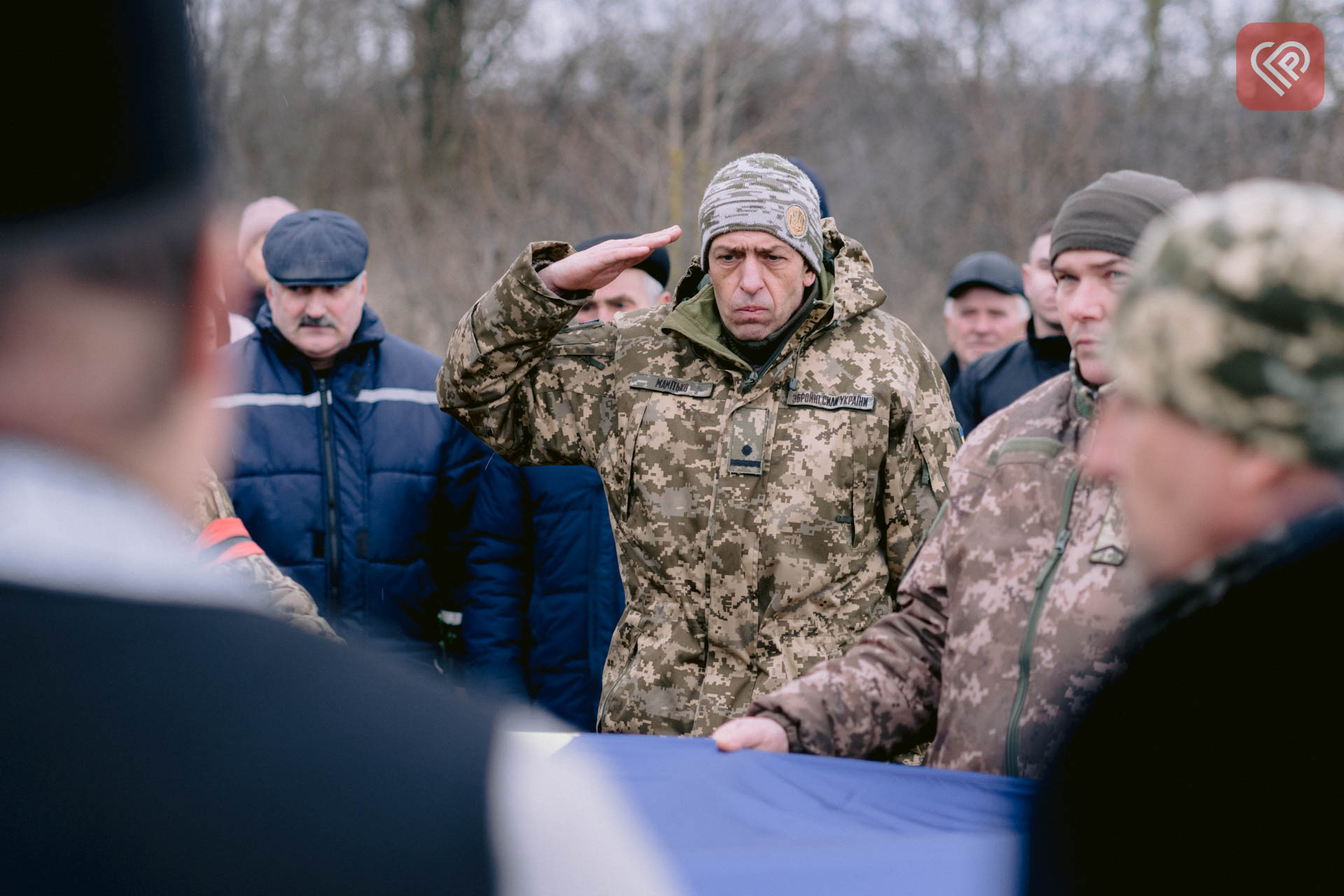 У Переяславській громаді провели в останню путь захисника Юрія Дяченка: односельчани зустріли Героя, стоячи на колінах (відео)