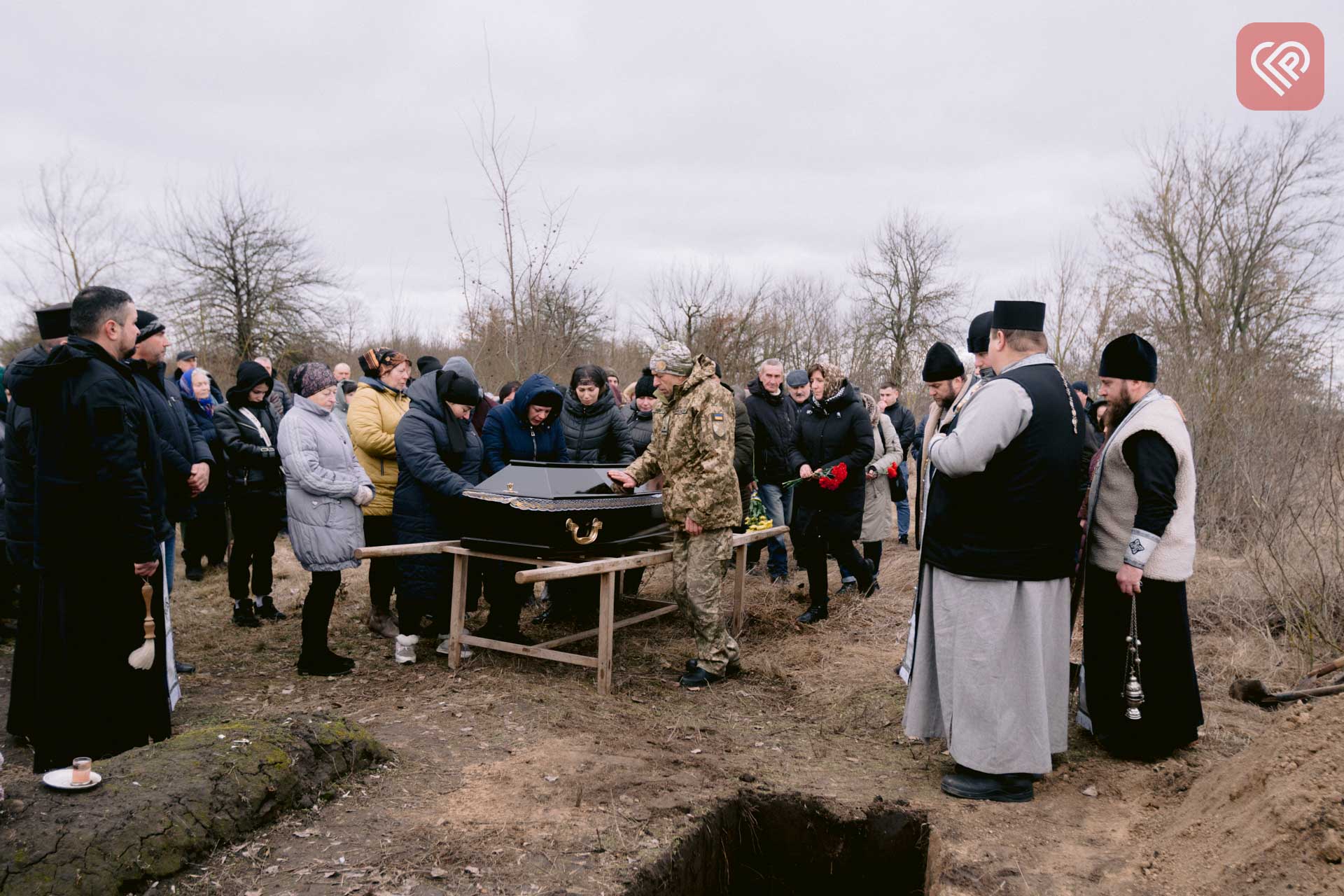 У Переяславській громаді провели в останню путь захисника Юрія Дяченка: односельчани зустріли Героя, стоячи на колінах (відео)