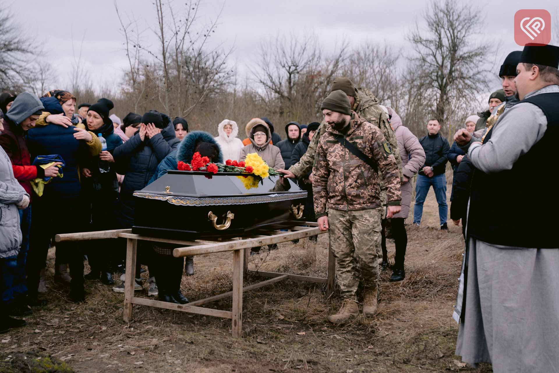 У Переяславській громаді провели в останню путь захисника Юрія Дяченка: односельчани зустріли Героя, стоячи на колінах (відео)