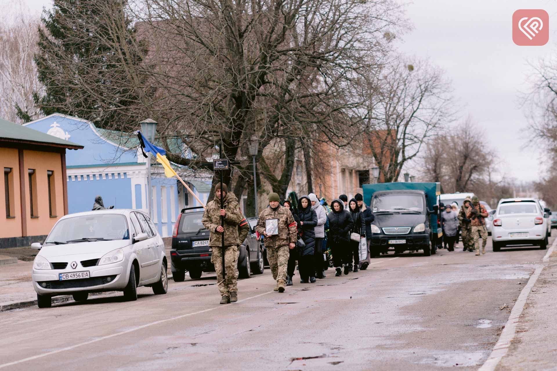 У Переяславській громаді провели в останню путь захисника Юрія Дяченка: односельчани зустріли Героя, стоячи на колінах (відео)