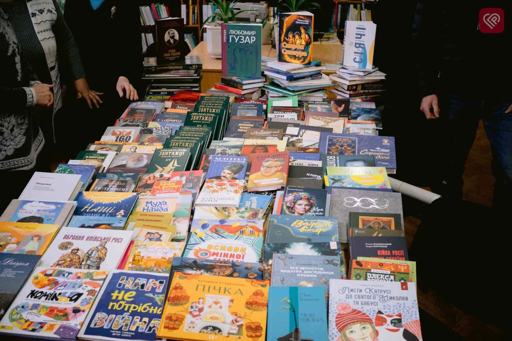 У Переяславську публічну бібліотеку передали 189 книг на майже 50 тисяч гривень