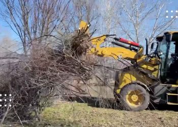 Переяславські комунальники наводять лад на вулицях міста: прибирали паркову зону у мікрорайоні Левада (відео)