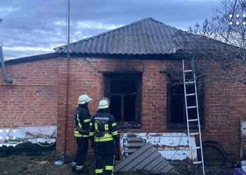 У Переяславі горів приватний будинок: чоловік з опіками у лікарні (відео з місця події)