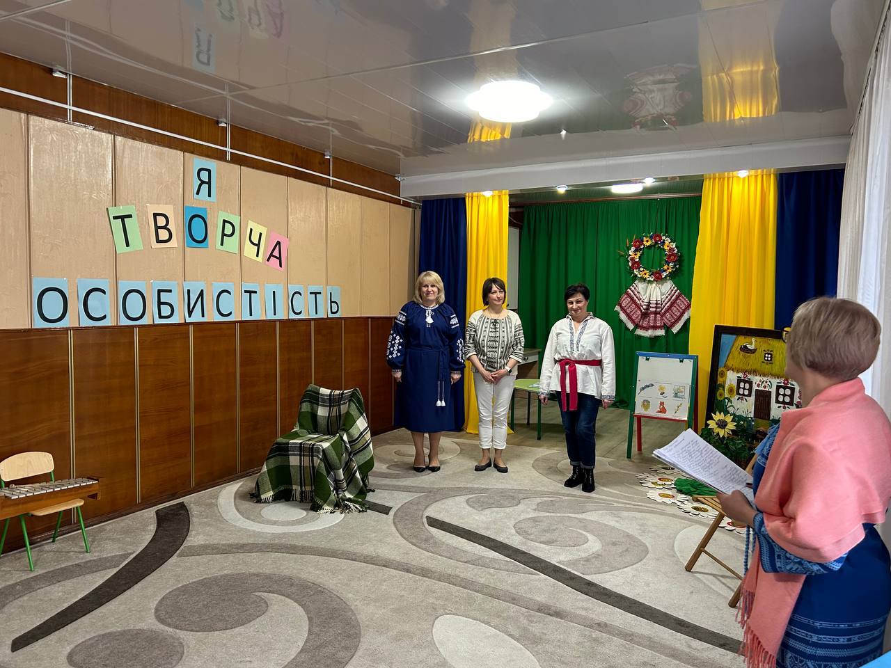 У Переяславі вихователі дитсадка «Малятко» ділилися педагогічним досвідом, інсценувавши з дітьми «Ріпку» на новий лад