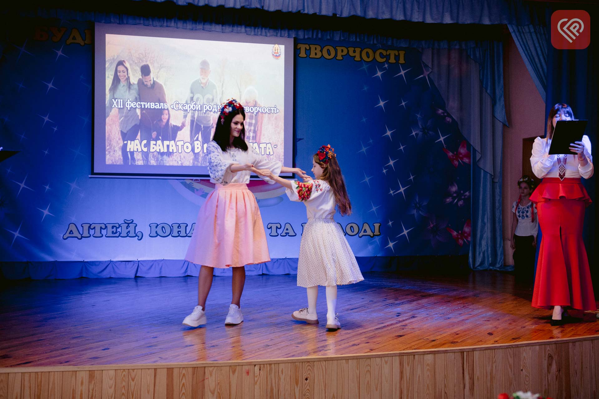 Танці з татами і дефіле з мамами: на родинному фестивалі в Переяславі юні артисти виступали зі своїми рідними (відео)