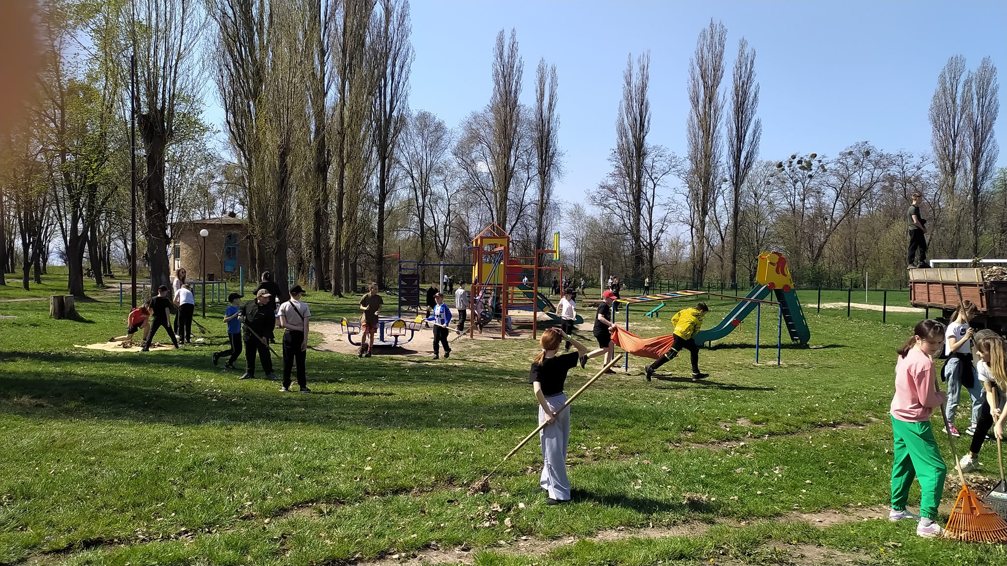 Велика весняна толока на Переяславщині: жителі облагороджують свої громади та діляться фото