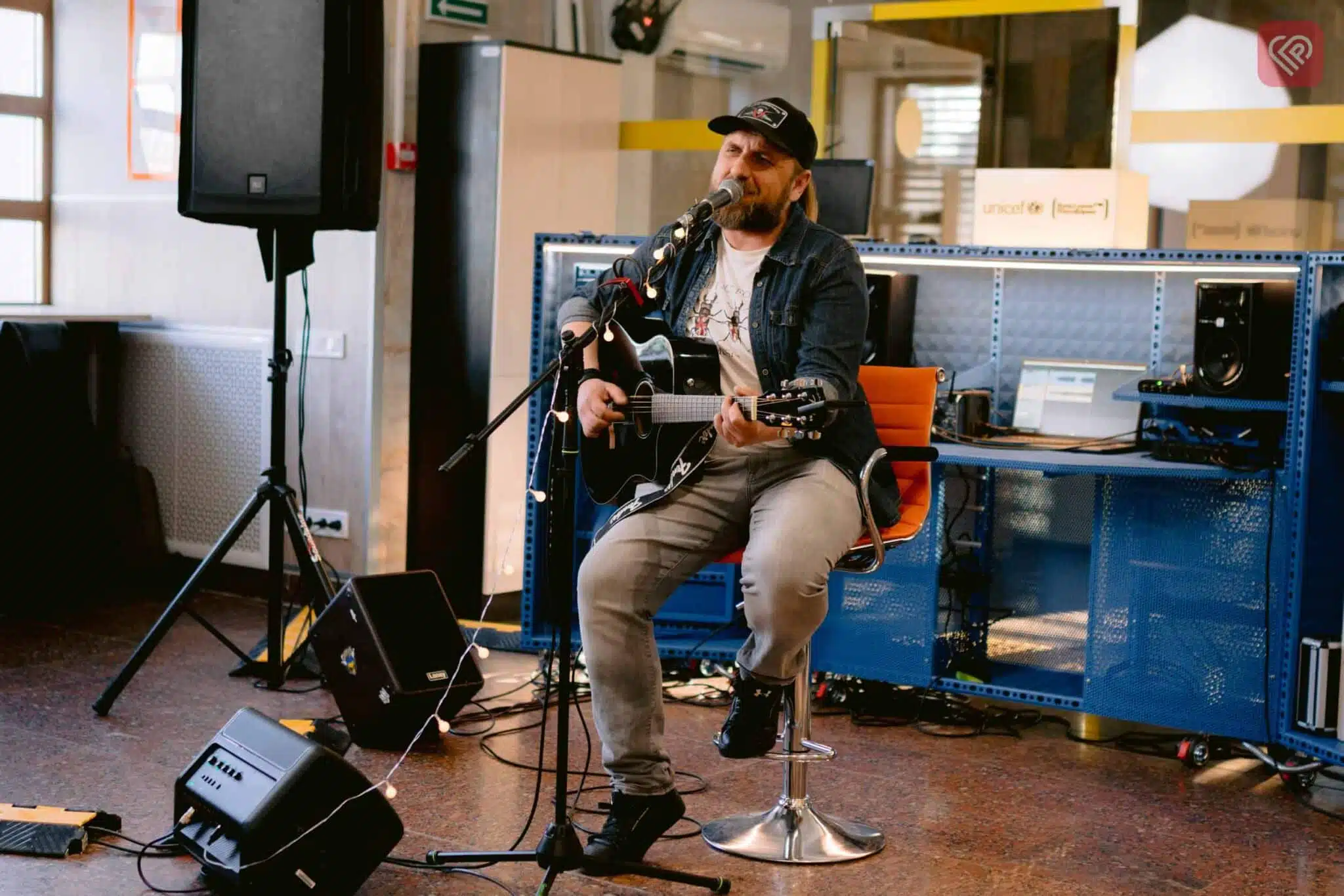 У Переяславі відбувся благодійний музичний вечір: з акустичною програмою виступив Віталій Каменюченко