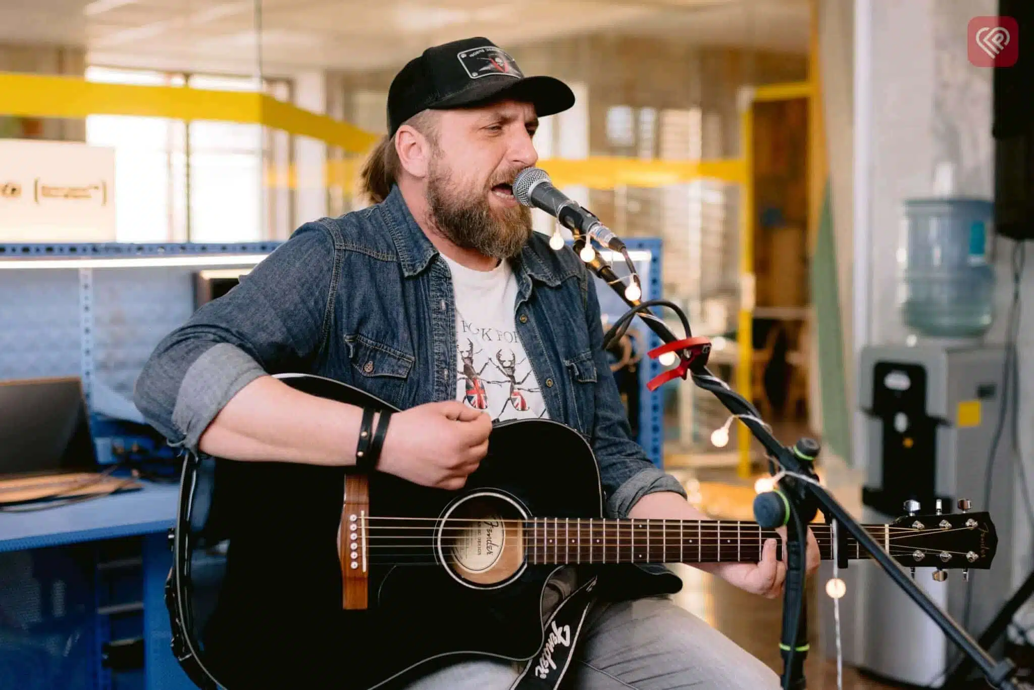 У Переяславі відбувся благодійний музичний вечір: з акустичною програмою виступив Віталій Каменюченко