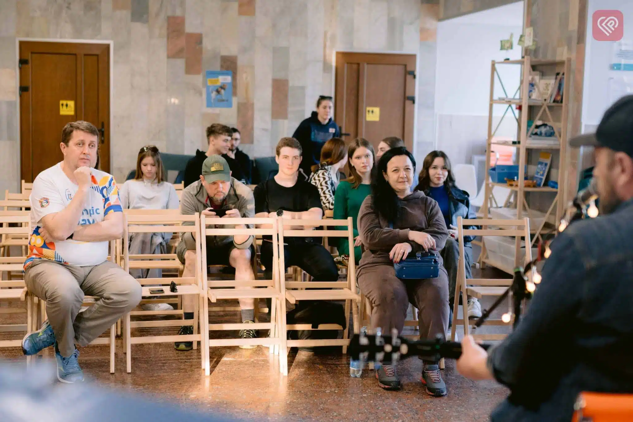 У Переяславі відбувся благодійний музичний вечір: з акустичною програмою виступив Віталій Каменюченко