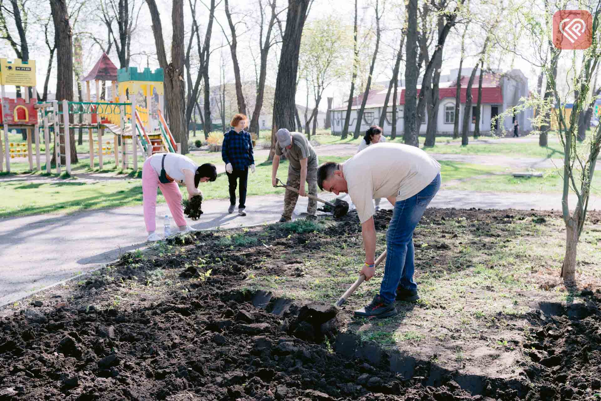 У парку в центрі Переяслава працівники культури провели весняну толоку