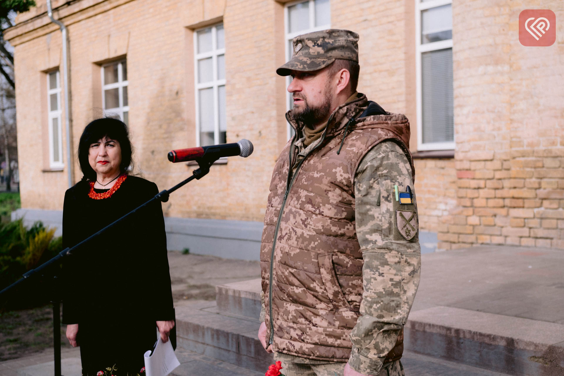 На фасаді переяславської гімназії відкрили меморіальну дошку на честь воїна-випускника, батька чотирьох дітей Ігоря Бабкова