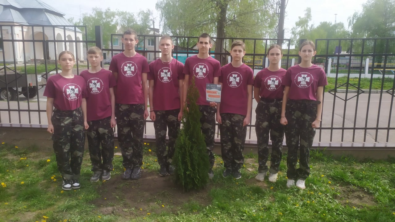 Біля переяславської гімназії висадили дерева в пам'ять про загиблих воїнів-випускників